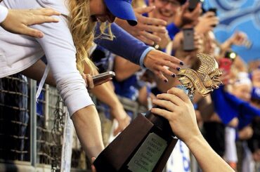 Ce n’était pas un rêve, KC. Le trophée est à vous. #ALCS ...