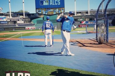 Peut-être la dernière session BP chez #TheK avant la #WorldSeries. #ALCS ...