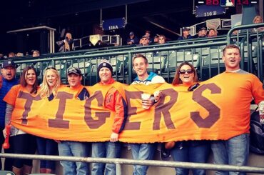 Est-ce une chemise ou un signe? Quoi qu'il en soit, ces fans de @tigers sont dévoués. #ALDS ...