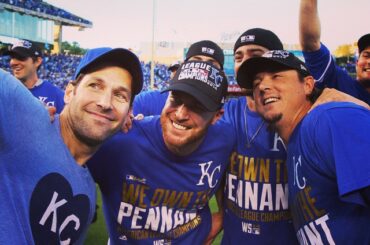 Le fan de @kcroyals Paul Rudd a dû célébrer avec son équipe. #ALCS ...