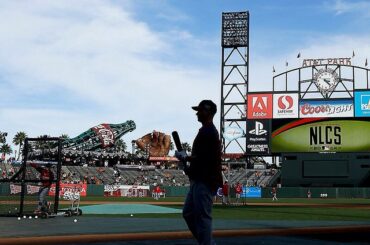 Temps pour les derniers bricolages avant le match 5. #NLCS ...