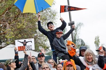 Les fans de @SFGiants s'amusent aujourd'hui. #SFGTrilogy ...