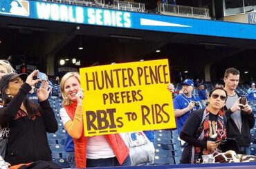 Fait. #HunterPenceSigns @samsungmobileusa ...