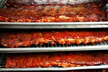 À l'intérieur du fumoir d'Oklahoma Joe's à Kansas City. #mlbfood ...