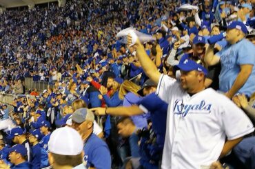 #TheK et les @kcroyals sont vivants dans le jeu 2. #WorldSeries ...