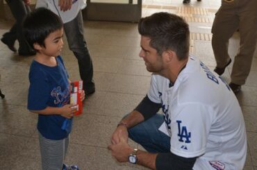 Jeff Beliveau et @drewbutera passent leur journée de congé dans un hôpital pour enfants à Ok ...