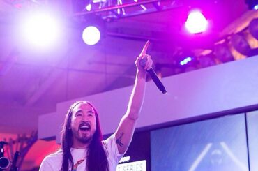 DJ @steveaoki a fait vibrer @mlbfancave lors d'un concert épique #Postseason. Regardez le v ...