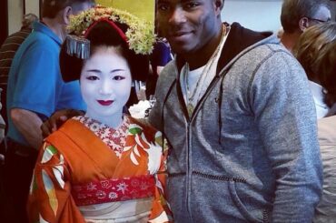 @puigyasiel pose avec une fille geisha. #JapanSeries ...