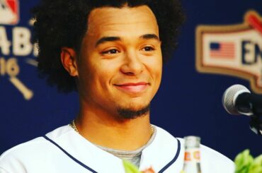 Tout sourit de @ chrisarcher22 lorsqu'il rencontre les médias à Cuba. #MLBinCuba ...