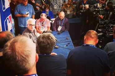 La mêlée autour du skipper Joe Maddon @Cubs ... la folie. #HiverMeetings ...