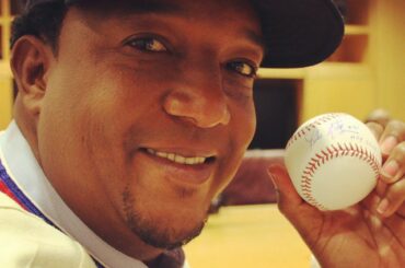 Pedro Martinez montre son bel autographe. # HOF2015 ...