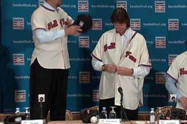 John Smoltz avait besoin d'un peu d'élévation pour aider Randy Johnson à mettre son @Baseball ...