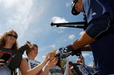 Recueillir ces signatures de printemps. #BaseballBegins ...