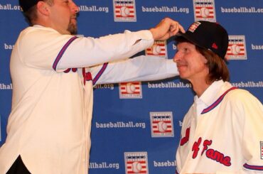 Oui, c’est John Smoltz, debout sur son président, pour aider l’unité à mettre son # HOF2015 ...