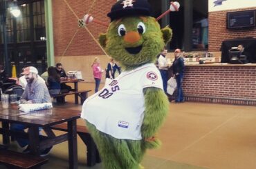 Orbit prend la pose à #AstrosFanFest ....