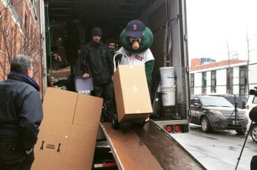 Via @redsox: mettre Wally au travail. #TruckDay ...