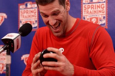 Un Magic 8 Ball répond aux questions difficiles de Cliff Lee. #BaseballBegins ...