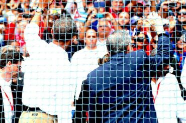 @barackobama salue la foule à La Havane. #MLBinCuba ...
