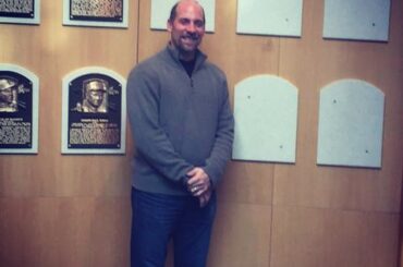 John Smoltz se tenant à côté de l'endroit où sa plaque @baseballhall sera placée ...