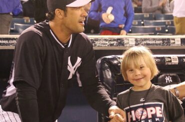 (Via @yankees) "Dans l'esprit de l'initiative #HOPEweek, les #Yankees ont rendu hommage ...