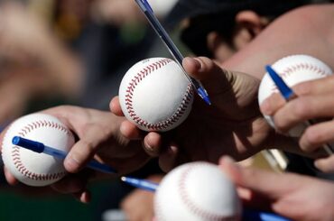 C’est la saison des autographes. #BaseballBegins ...