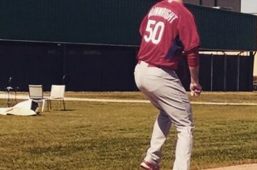 Adam Wainwright lance une session au crayon le premier jour officiel du camp de #stlcards ...