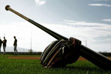 Lève-toi et va le chercher. #BaseballBegins ...