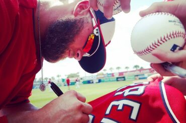 Journée de signature pour @ BHarper3407. #Entraînement de printemps...