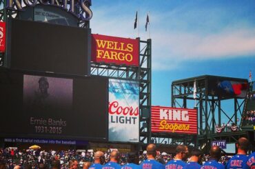 Un grand moment alors que les @Rockies rendent hommage à Ernie Banks avant leur match d'ouverture à domicile contre les @Cubs ....