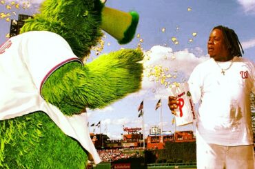 Le Phanatic a du pop-corn. #Phillies ...