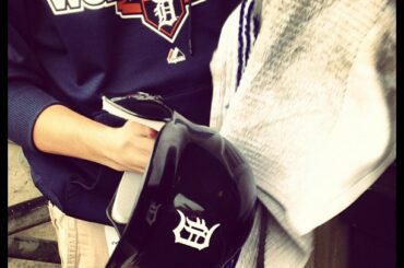 Le personnel de #Tigers prépare les casques pour le # 4 WorldSeries Game ....