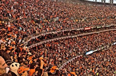 Les fans sur leurs pieds. Serviettes de rallye en agitant. #SFGiants mène les #Cardinals, 7-0 ....