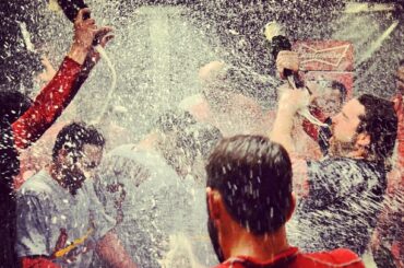 C'est ainsi que les #STLCards célèbrent. #postseason ...