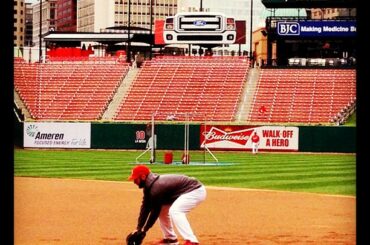 Après son circuit enthousiasmant dans le troisième match, Matt Carpenter prend le terrain avant le match ...
