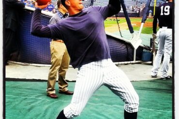 A-Rod jette autour d'un ballon de football? Bien sûr, pourquoi pas. #Yankees #MLB ...