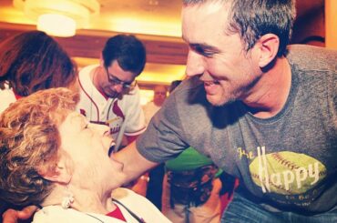Adam Wainwright salue un partisan des #Cardinals à l’événement annuel Winter Warm Up du club ....