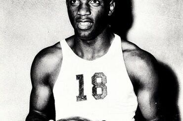 Jackie Robinson, jouant des cerceaux à UCLA. #tbt ...