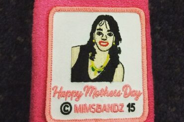 Nolan fait vibrer ce bracelet spécial #MothersDay aujourd'hui, avec sa mère dessus! ...