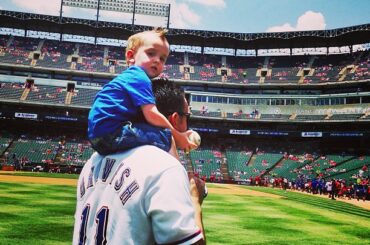 Le meilleur endroit pour regarder le baseball est sur les épaules de papa. #MLBDad ...