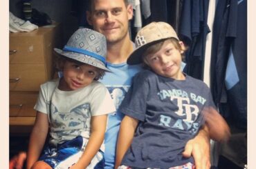Jamey Wright a amené ses fils Jett Alan et Kingston Cash au stade pour le ...