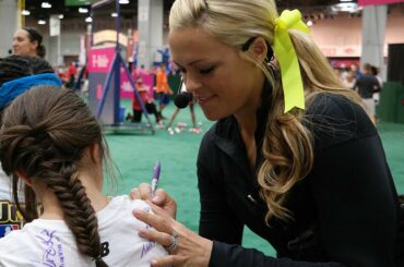 @ jfinch27 signe des chemises à @tmobile #FanFest ....