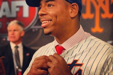 Dominic Smith boutonne son nouveau maillot @mets. #mlbdraft ...