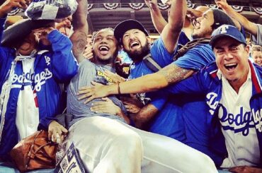 Fête dans les gradins. #postseason #Dodgers ...