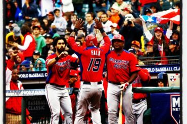 Des drapeaux volent derrière la pirogue de Porto Rico. #WBC ...