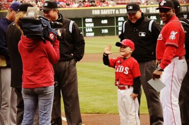 Le capitaine honoraire de #Reds prend un moment pour saluer ses fans ....