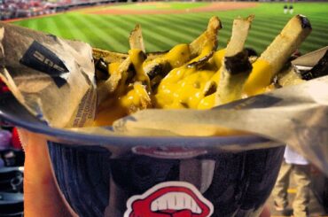 #Repost via @MLBFood: frites au fromage dans un casque @indians à Progressive Field ....