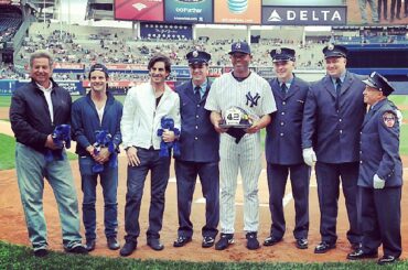 Mariano Rivera s'est vu remettre un casque par la FDNY Engine Company 42 avant de ...