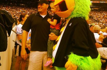 Un père, sa fille et le père de Pirate Parrot. #MLBDad ...