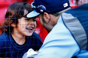 Sean Rodriguez a partagé un moment avec son fils avant le deuxième match. #ALDS ...