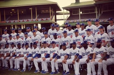 Les @Dodgers posent pour une photo d'équipe avec les tribunes du Sydney Cricket Ground à ...